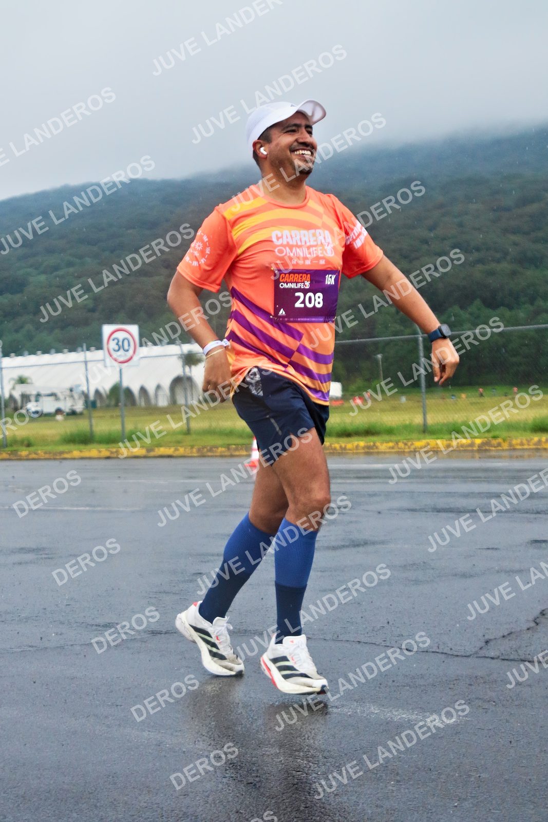 Foto de la CARRERA OMNILIFE GUADALAJARA en Estadio Akron, Zapopan a las 07:56 · dorsal 208, 30
