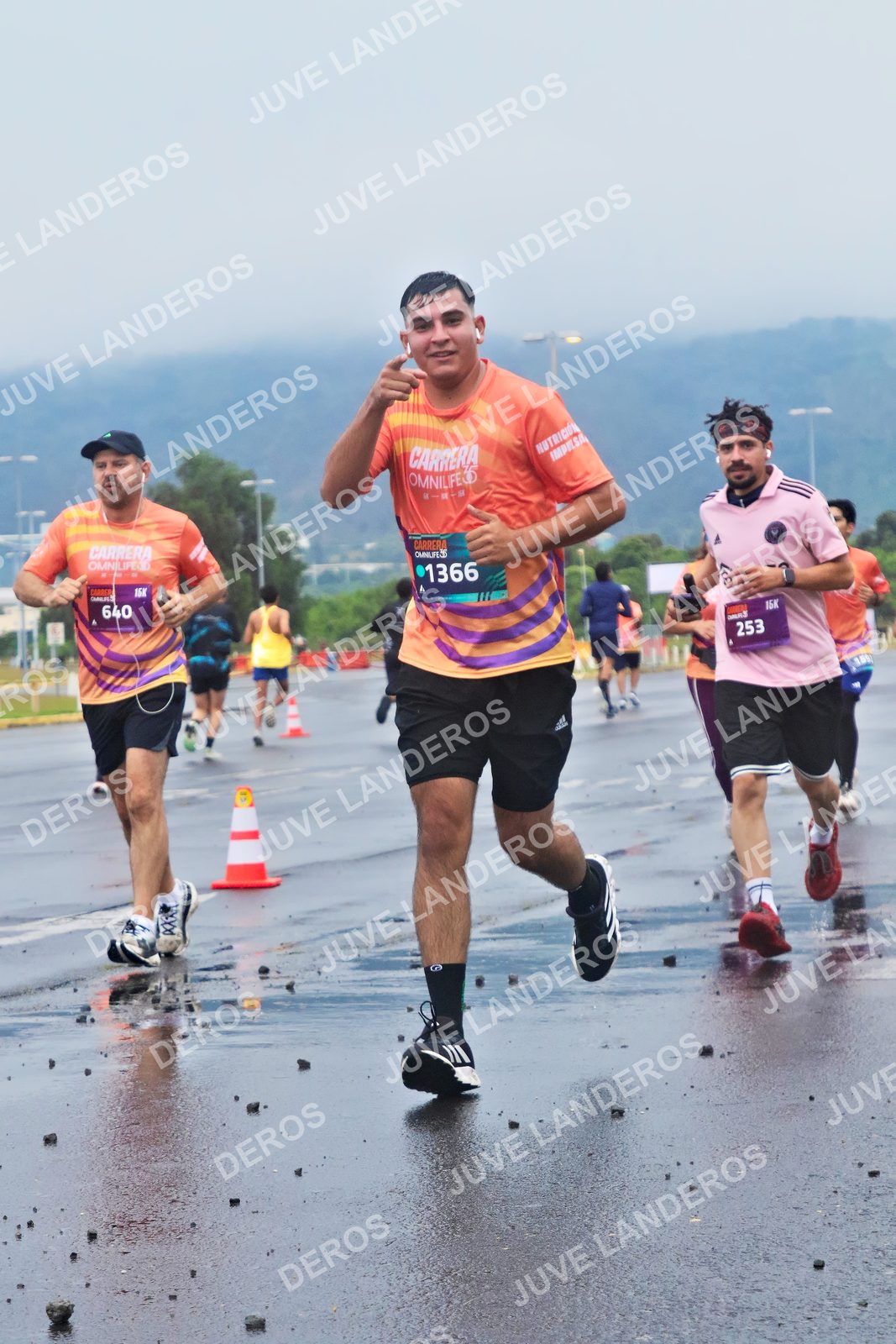 Foto de la CARRERA OMNILIFE GUADALAJARA en Estadio Akron, Zapopan a las 07:36 · dorsal 640, 1366, 253