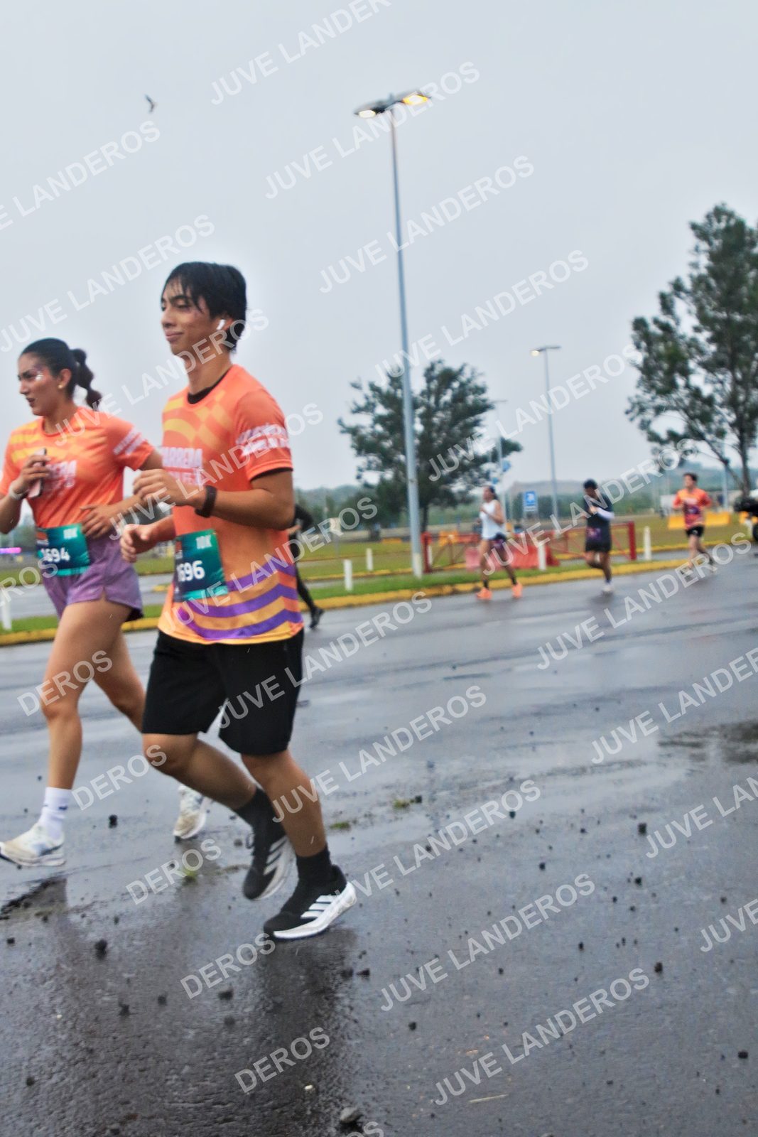 Foto de la CARRERA OMNILIFE GUADALAJARA en Estadio Akron, Zapopan a las 07:46 · dorsal 1694, 696