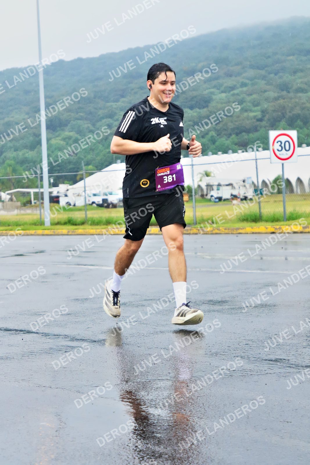 Foto de la CARRERA OMNILIFE GUADALAJARA en Estadio Akron, Zapopan a las 08:06 · dorsal 30, 381