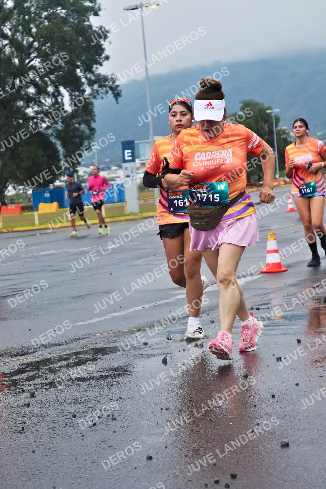 Foto de la CARRERA OMNILIFE GUADALAJARA en Estadio Akron, Zapopan a las 07:46 · dorsal 1715, 1167, 161