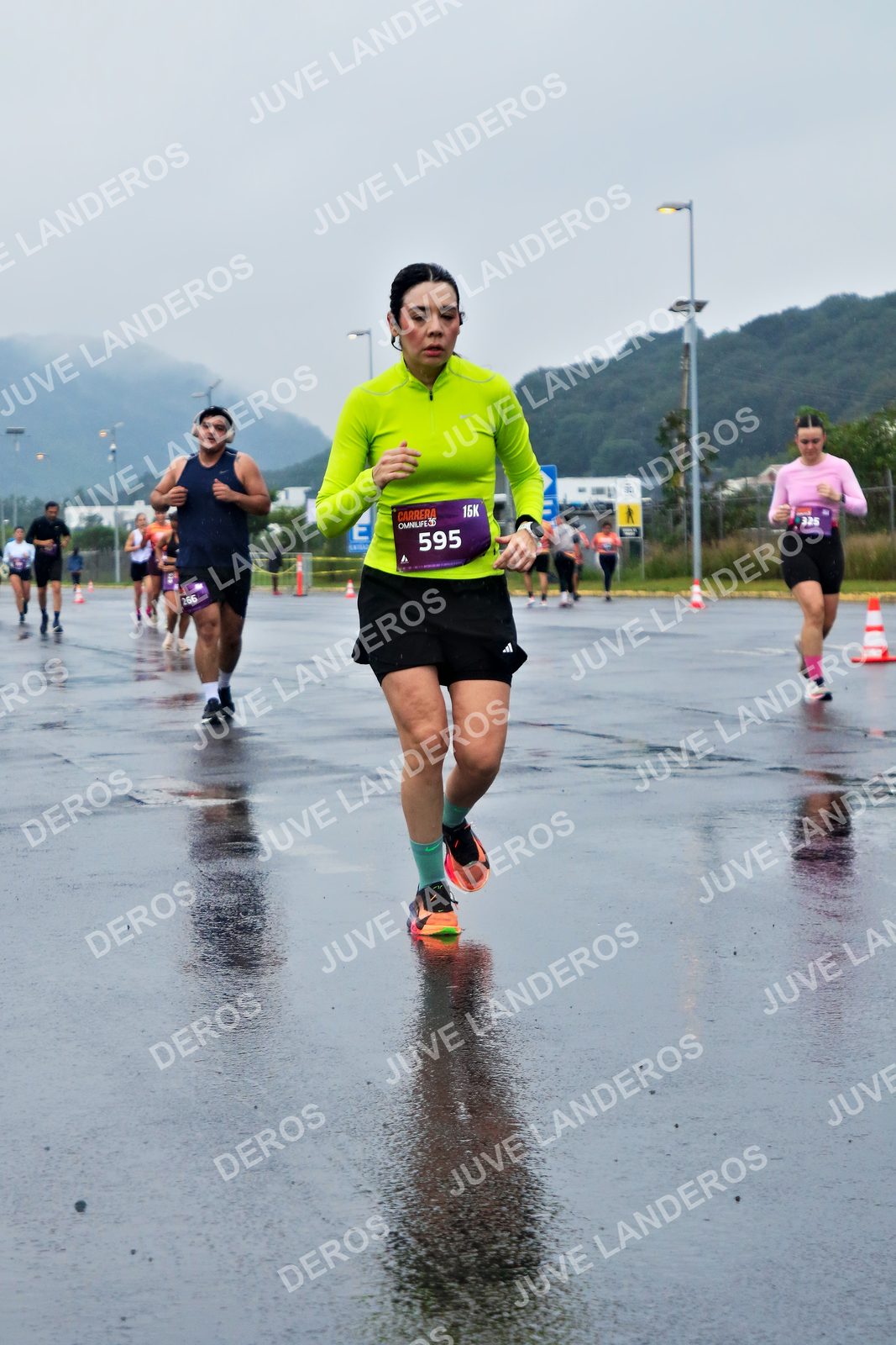 Foto de la CARRERA OMNILIFE GUADALAJARA en Estadio Akron, Zapopan a las 08:04 · dorsal 595, 325, 266