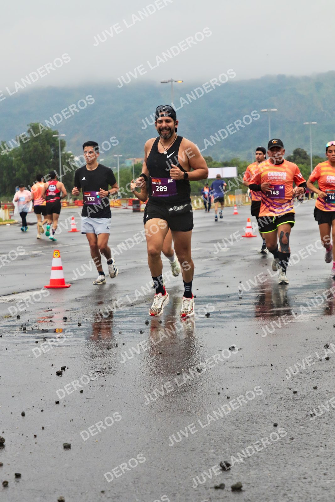 Foto de la CARRERA OMNILIFE GUADALAJARA en Estadio Akron, Zapopan a las 07:32 · dorsal 289, 143, 132, 16