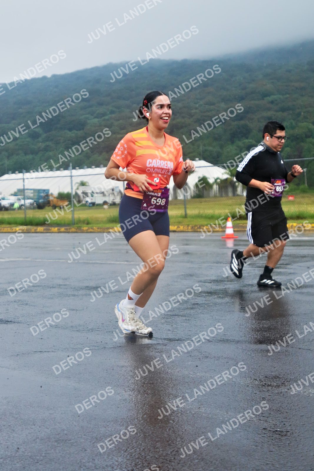 Foto de la CARRERA OMNILIFE GUADALAJARA en Estadio Akron, Zapopan a las 08:01 · dorsal 653, 698