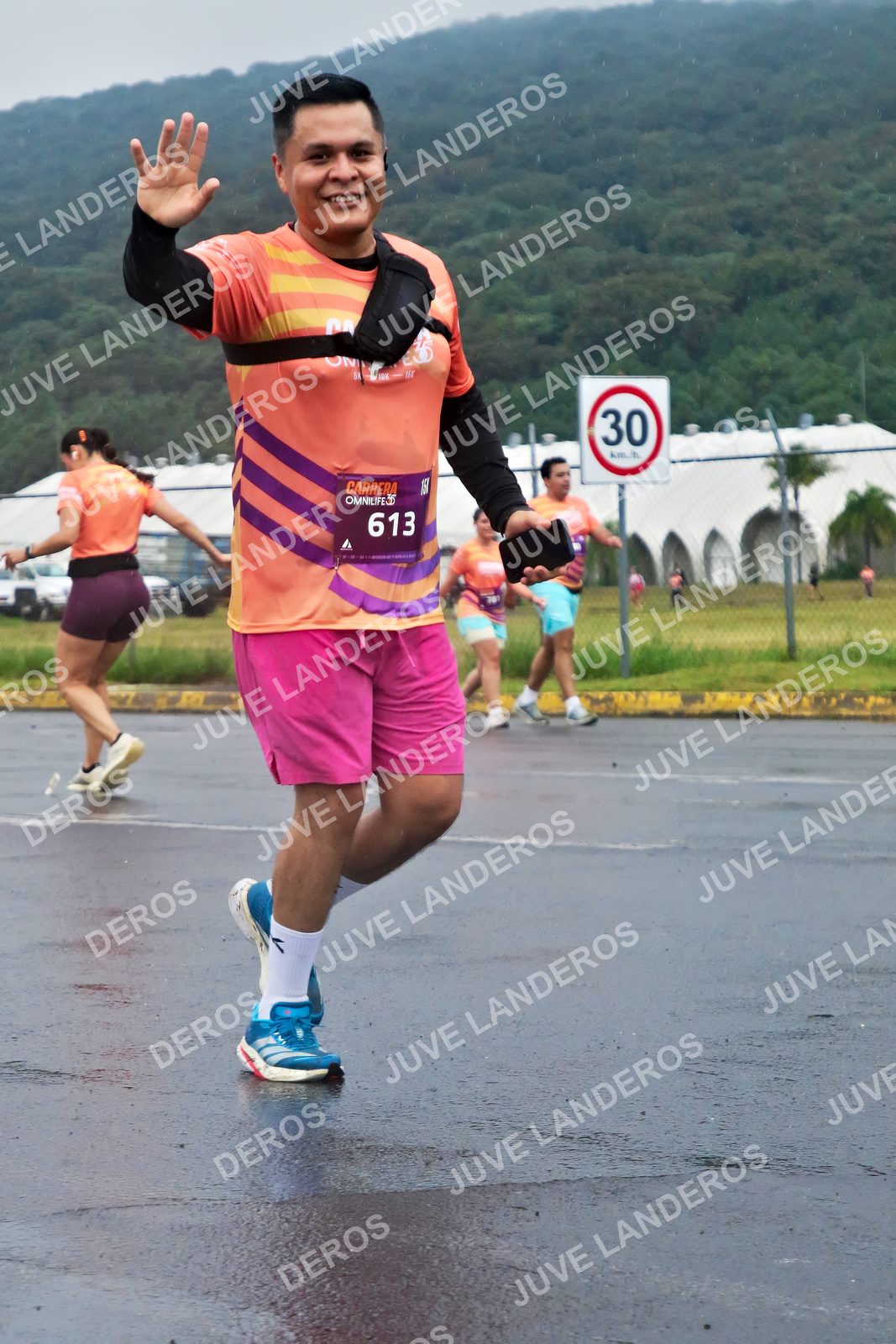 Foto de la CARRERA OMNILIFE GUADALAJARA en Estadio Akron, Zapopan a las 07:52 · dorsal 30, 613, 15