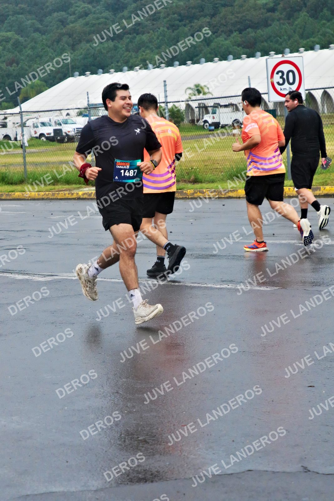 Foto de la CARRERA OMNILIFE GUADALAJARA en Estadio Akron, Zapopan a las 07:51 · dorsal 30, 1487