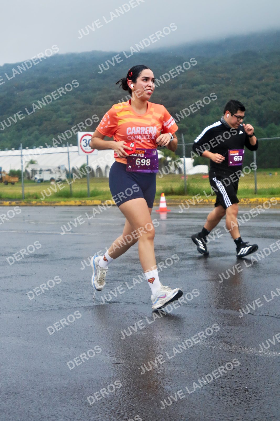 Foto de la CARRERA OMNILIFE GUADALAJARA en Estadio Akron, Zapopan a las 08:01 · dorsal 698, 653, 30