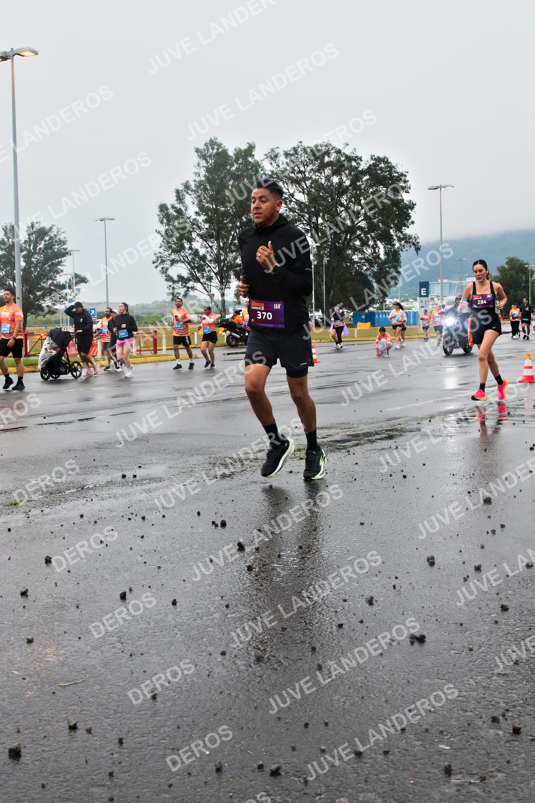 Foto de la CARRERA OMNILIFE GUADALAJARA en Estadio Akron, Zapopan a las 07:27 · dorsal 370, 284