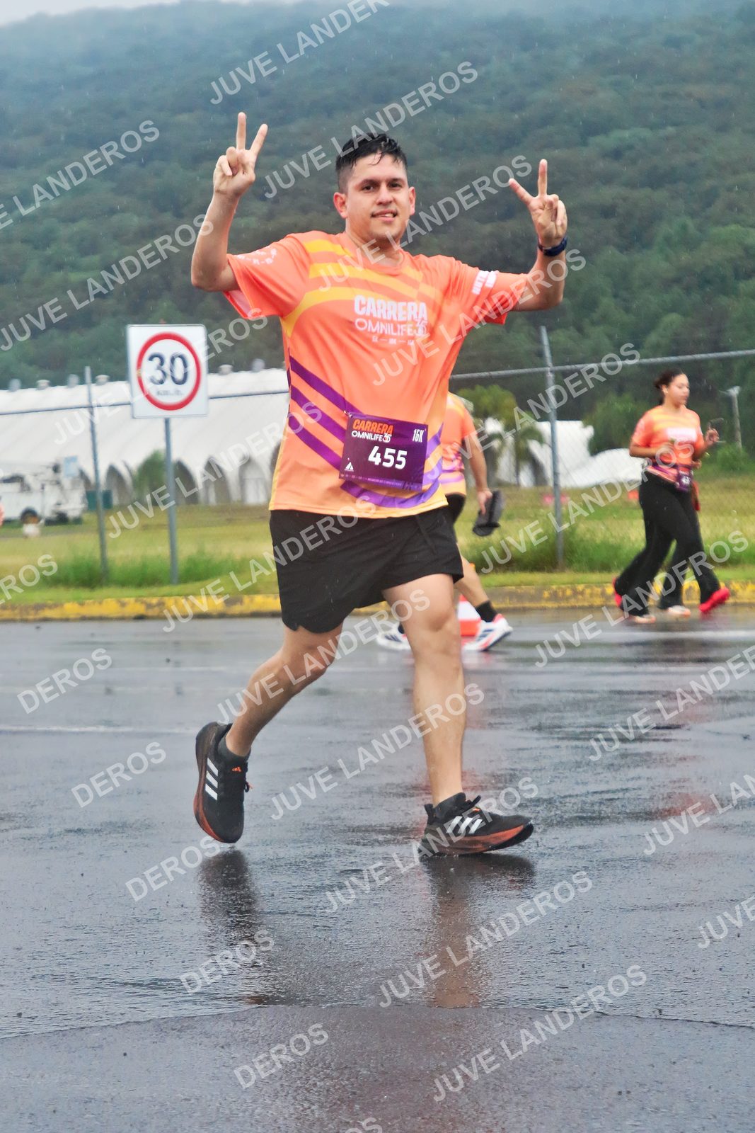 Foto de la CARRERA OMNILIFE GUADALAJARA en Estadio Akron, Zapopan a las 08:02 · dorsal 30, 455