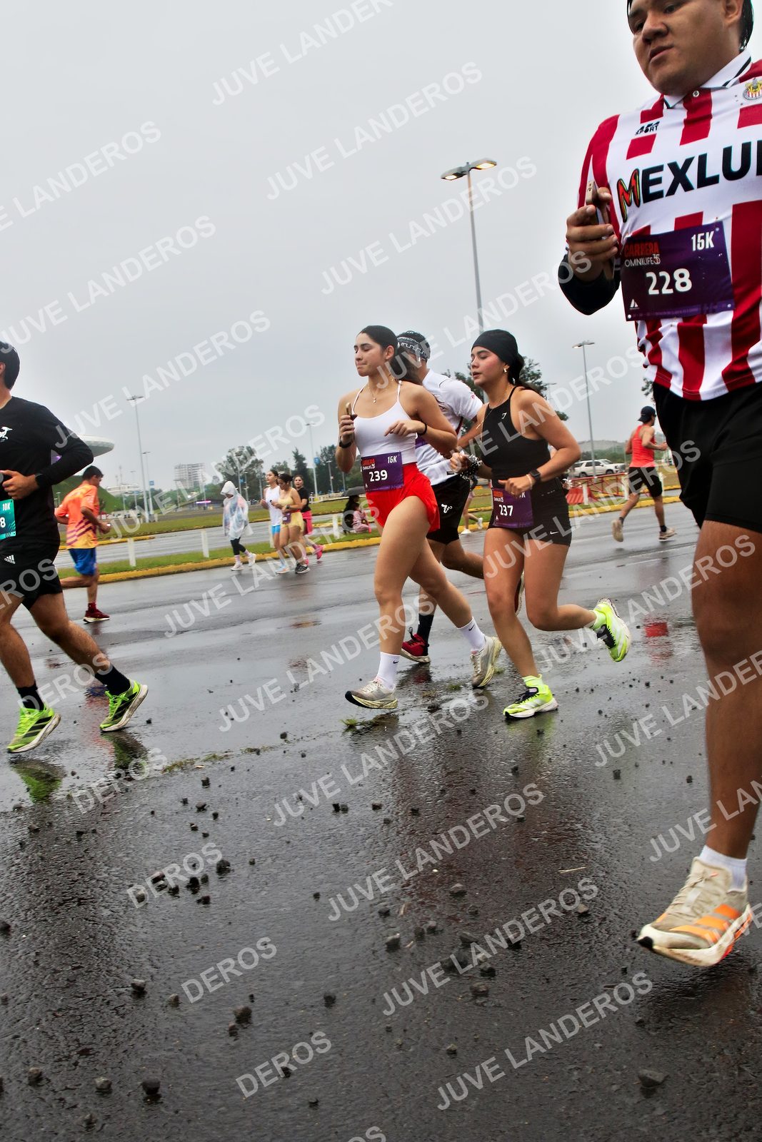 Foto de la CARRERA OMNILIFE GUADALAJARA en Estadio Akron, Zapopan a las 07:32 · dorsal 228, 237, 239