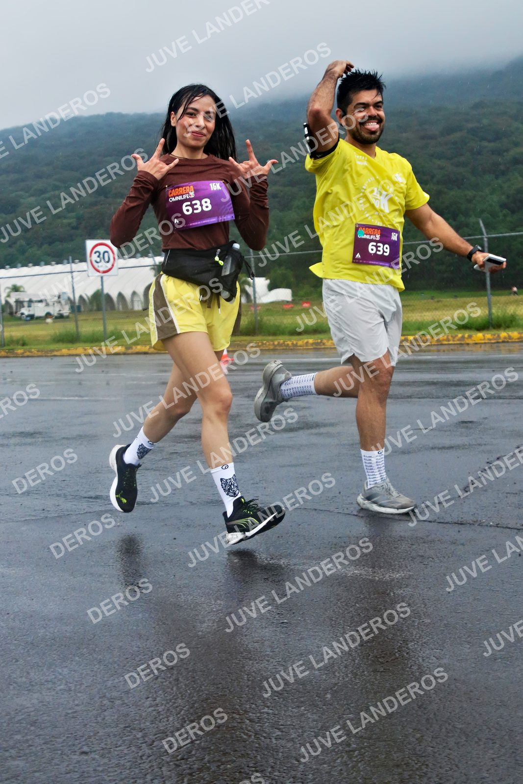 Foto de la CARRERA OMNILIFE GUADALAJARA en Estadio Akron, Zapopan a las 08:02 · dorsal 638, 639, 30