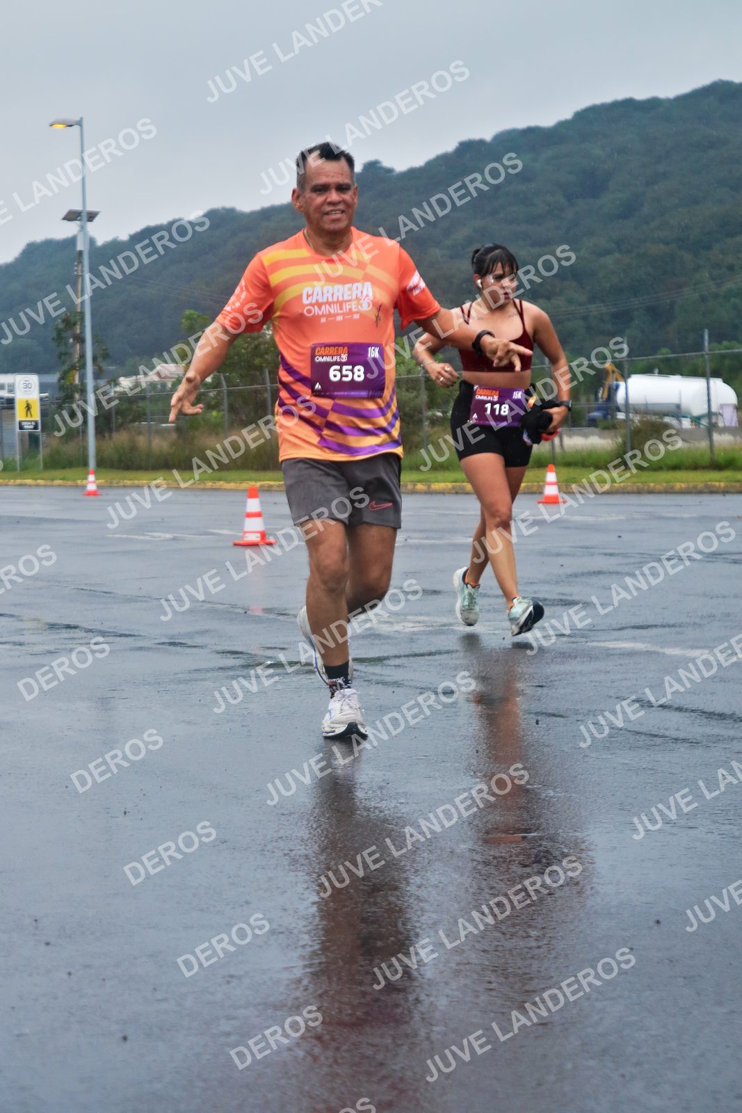 Foto de la CARRERA OMNILIFE GUADALAJARA en Estadio Akron, Zapopan a las 07:59 · dorsal 658, 118, 30