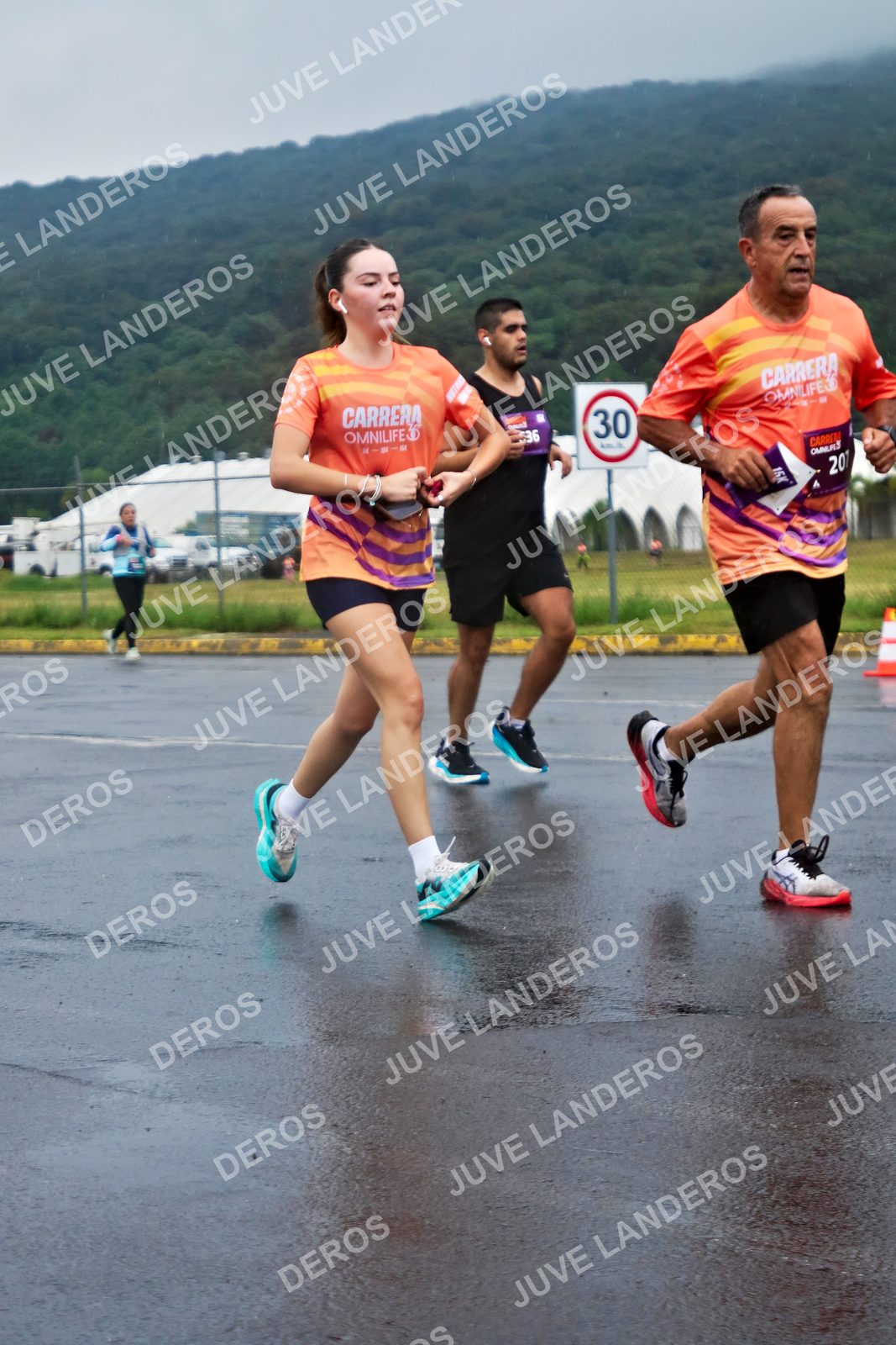 Foto de la CARRERA OMNILIFE GUADALAJARA en Estadio Akron, Zapopan a las 07:53 · dorsal 30, 36