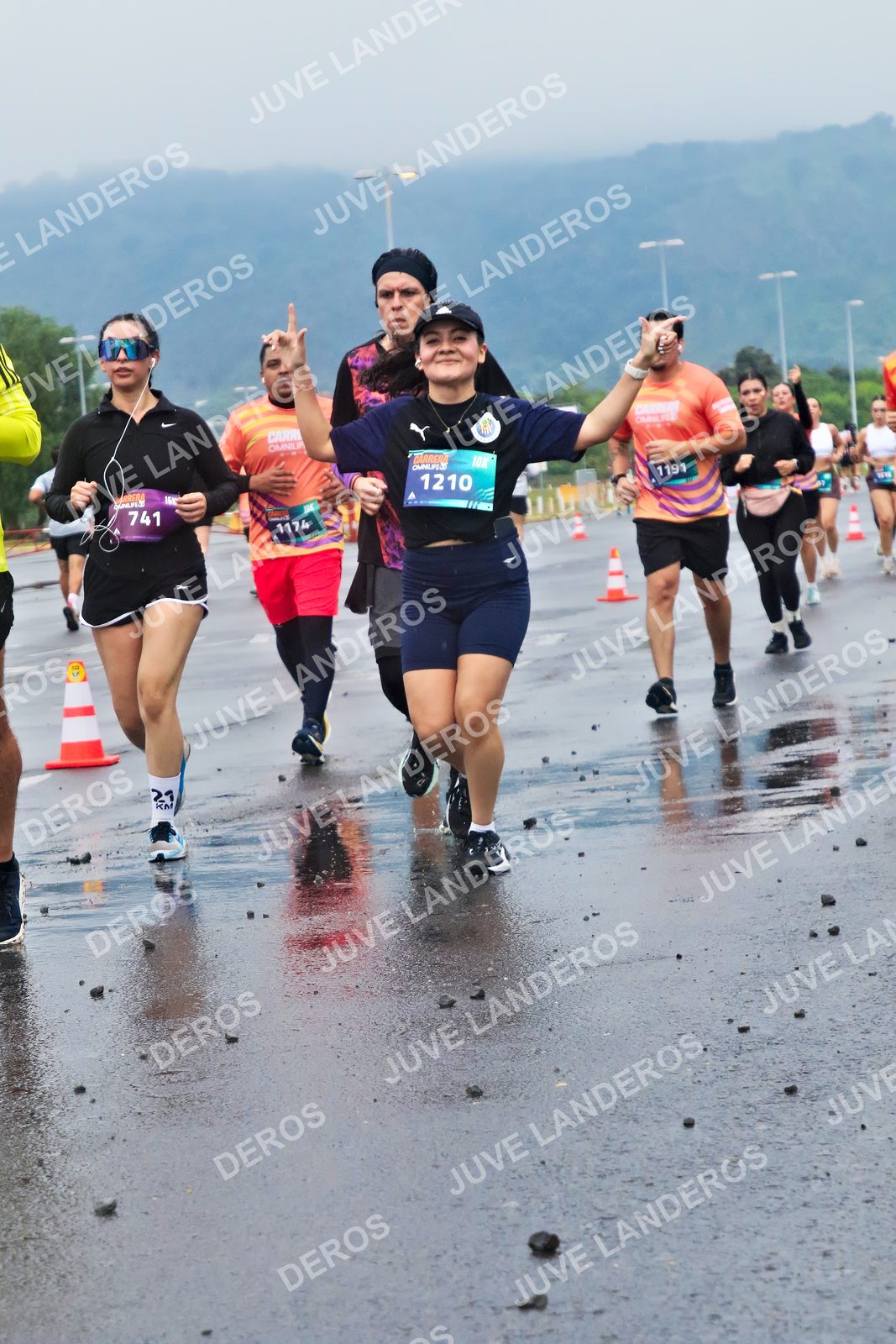 Foto de la CARRERA OMNILIFE GUADALAJARA en Estadio Akron, Zapopan a las 07:43 · dorsal 1210, 741, 1174, 1191