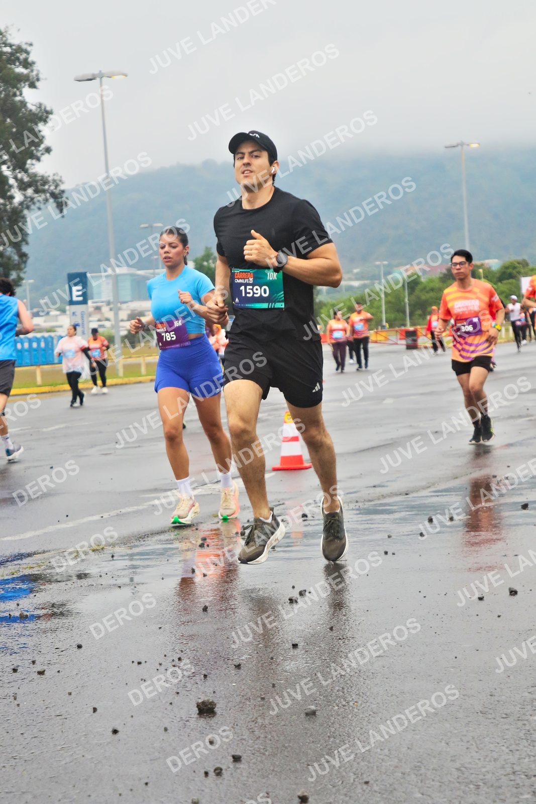 Foto de la CARRERA OMNILIFE GUADALAJARA en Estadio Akron, Zapopan a las 07:33 · dorsal 1590, 785, 306