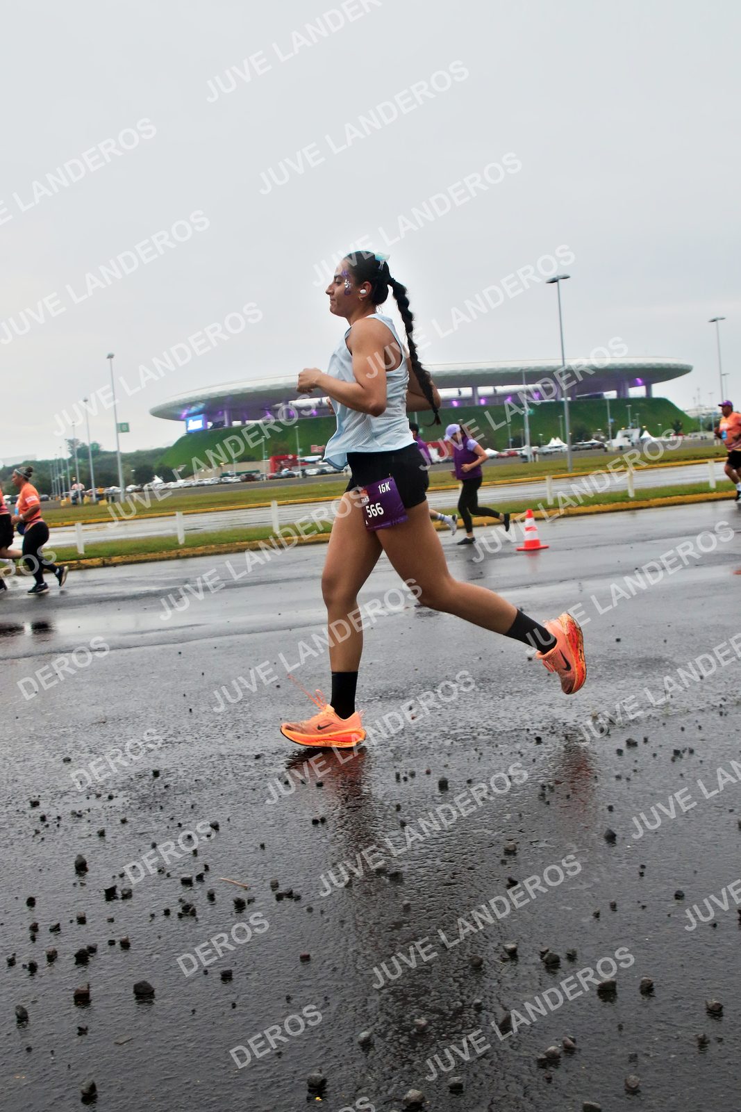 Foto de la CARRERA OMNILIFE GUADALAJARA en Estadio Akron, Zapopan a las 07:26 · dorsal 566