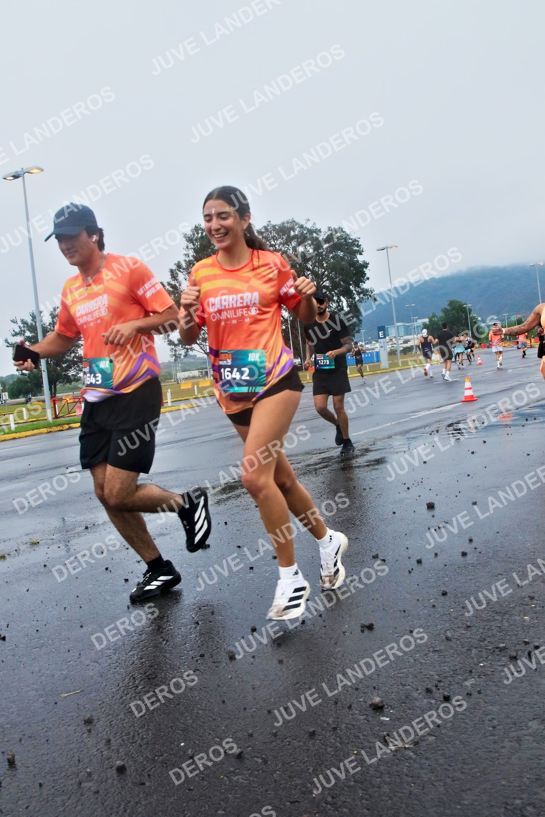 Foto de la CARRERA OMNILIFE GUADALAJARA en Estadio Akron, Zapopan a las 07:39 · dorsal 1642, 1643, 1273