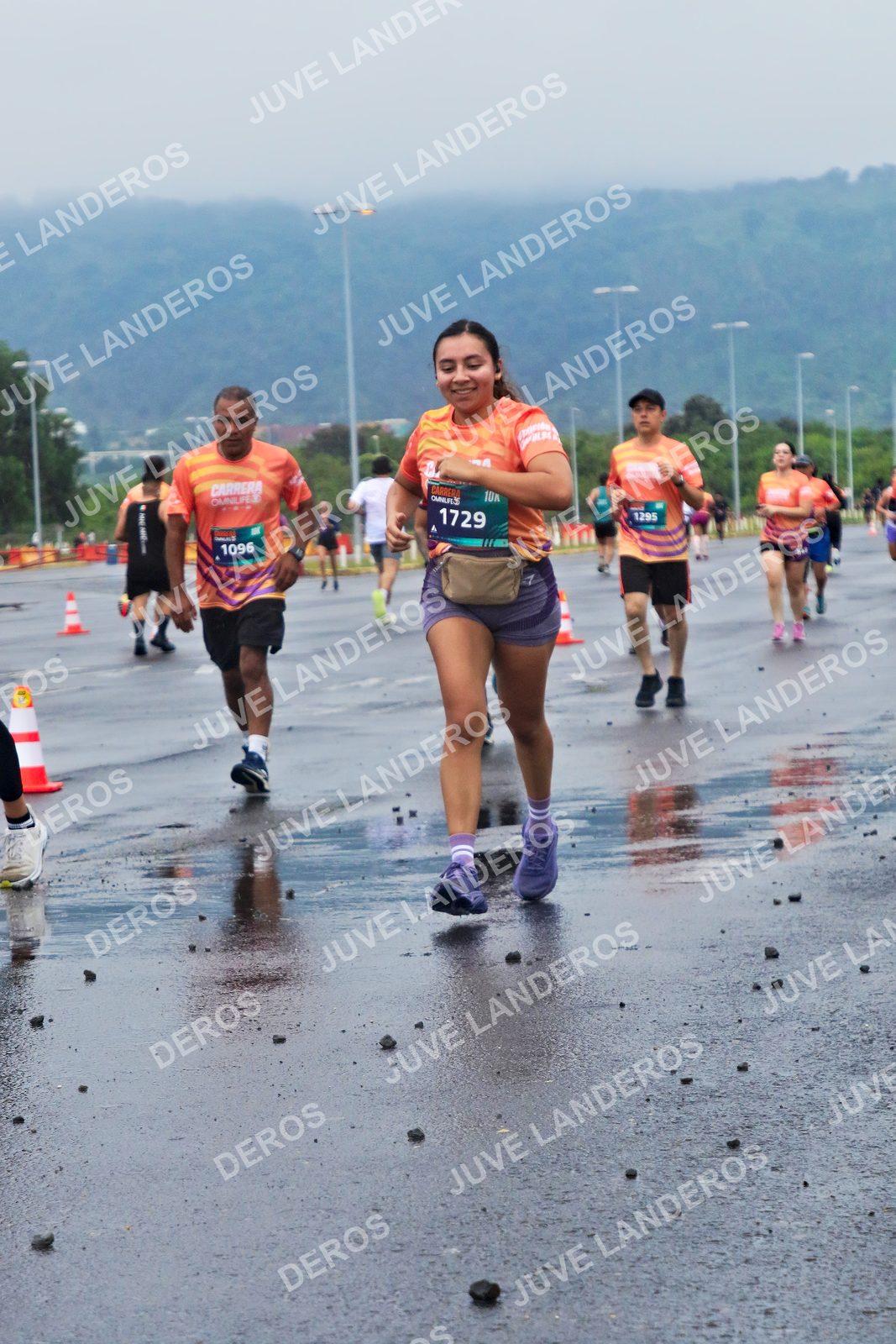 Foto de la CARRERA OMNILIFE GUADALAJARA en Estadio Akron, Zapopan a las 07:41 · dorsal 1295, 1729, 1096