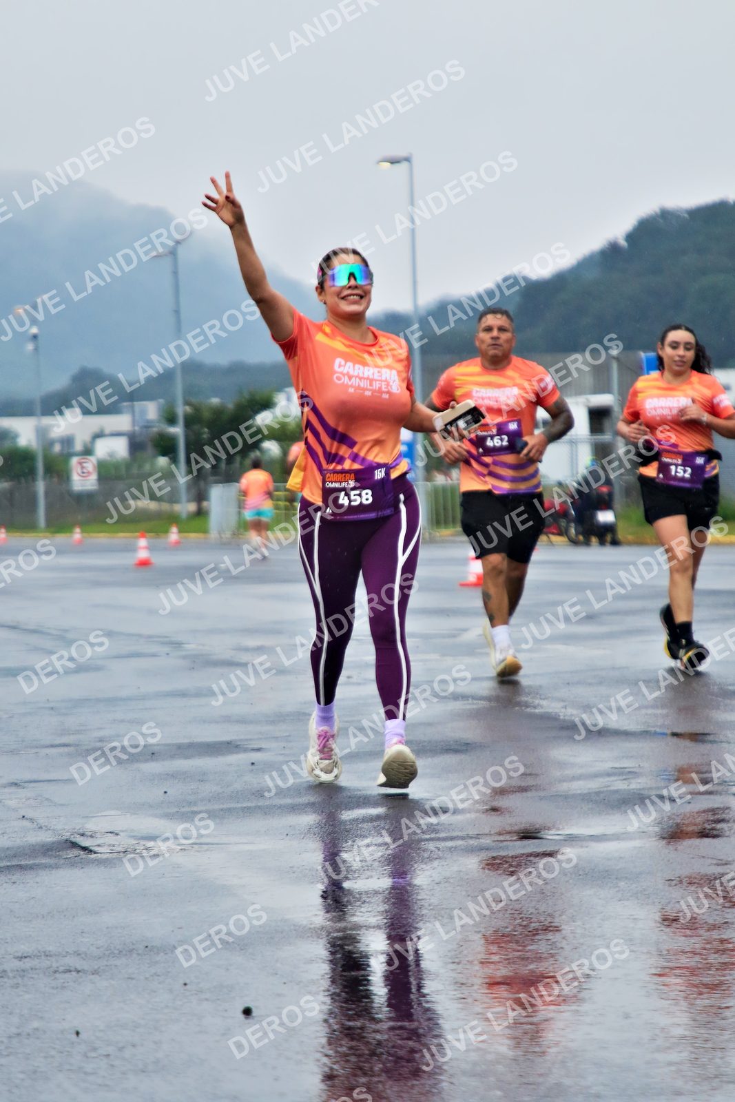 Foto de la CARRERA OMNILIFE GUADALAJARA en Estadio Akron, Zapopan a las 08:11 · dorsal 458, 462, 152