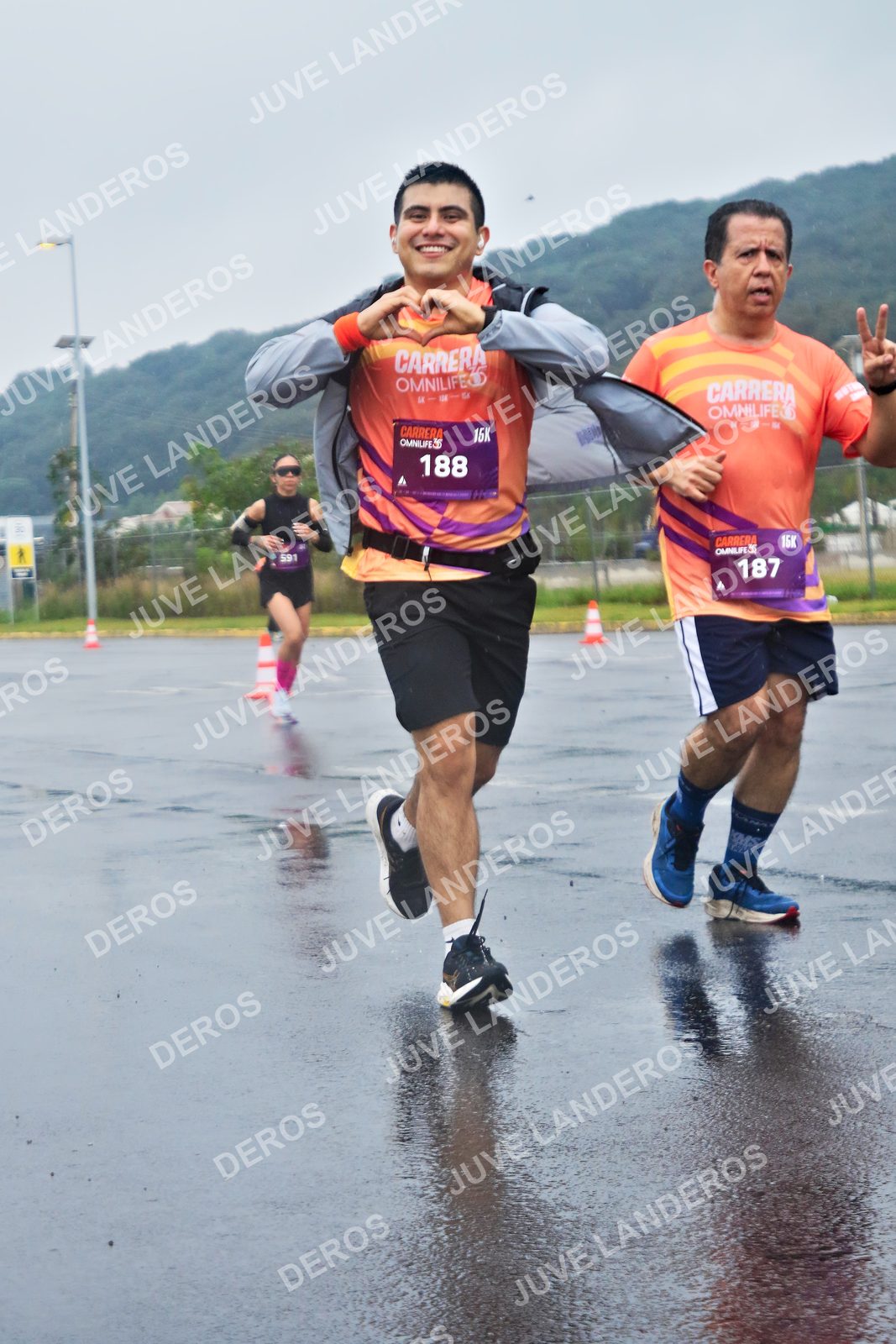 Foto de la CARRERA OMNILIFE GUADALAJARA en Estadio Akron, Zapopan a las 07:58 · dorsal 188, 187, 591