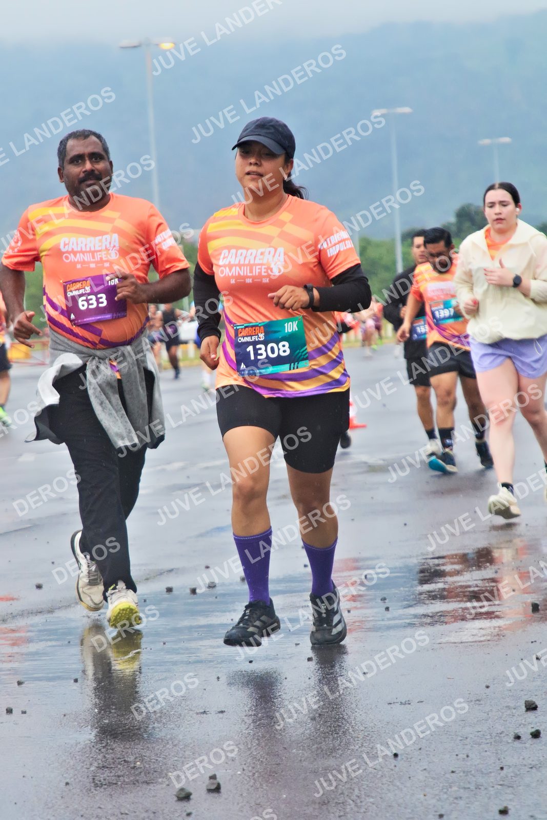 Foto de la CARRERA OMNILIFE GUADALAJARA en Estadio Akron, Zapopan a las 07:49 · dorsal 633, 1308, 1397