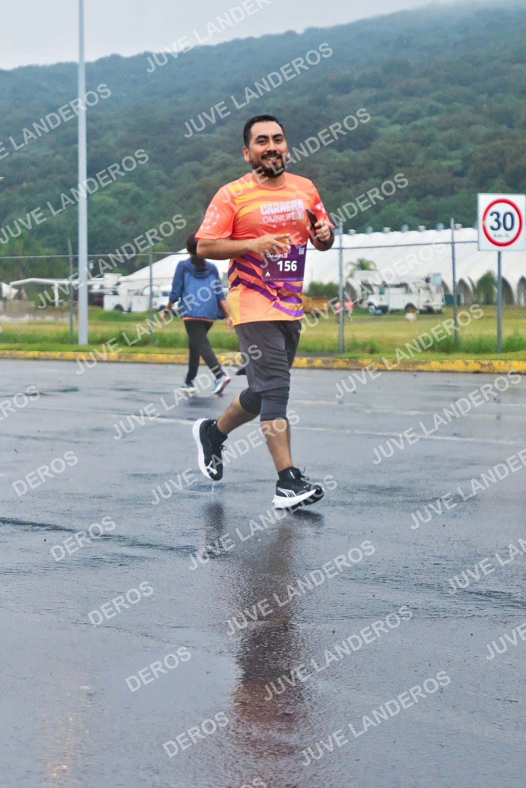 Foto de la CARRERA OMNILIFE GUADALAJARA en Estadio Akron, Zapopan a las 08:03 · dorsal 30, 156