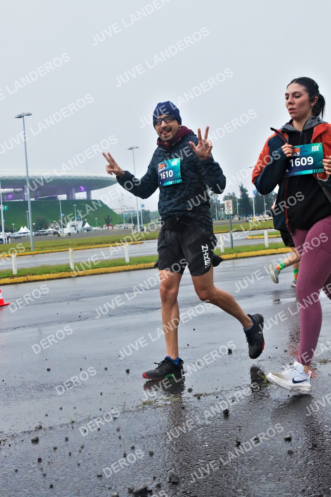 Foto de la CARRERA OMNILIFE GUADALAJARA en Estadio Akron, Zapopan a las 07:47 · dorsal 1610, 1609