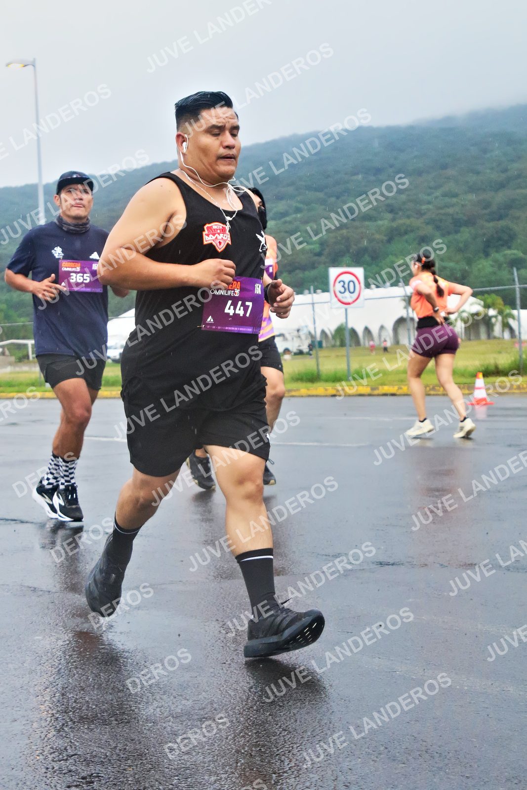 Foto de la CARRERA OMNILIFE GUADALAJARA en Estadio Akron, Zapopan a las 07:52 · dorsal 30, 447, 365