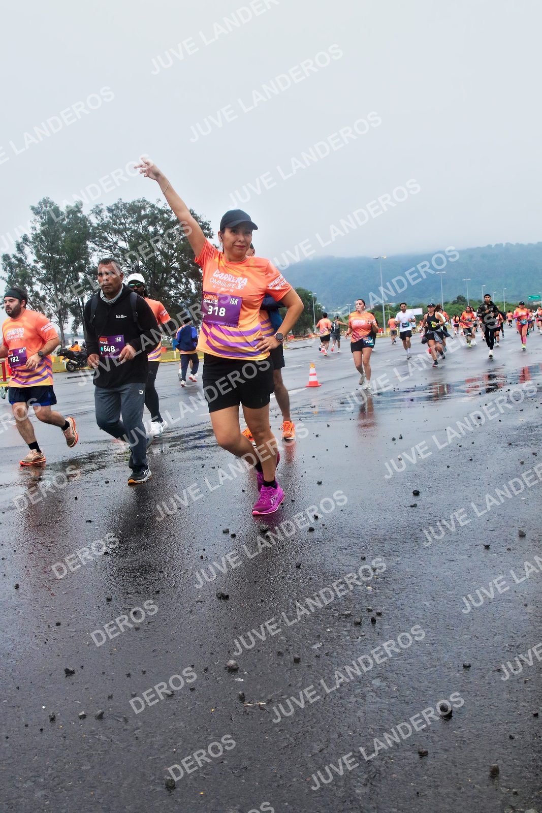 Foto de la CARRERA OMNILIFE GUADALAJARA en Estadio Akron, Zapopan a las 07:42 · dorsal 318, 182, 648