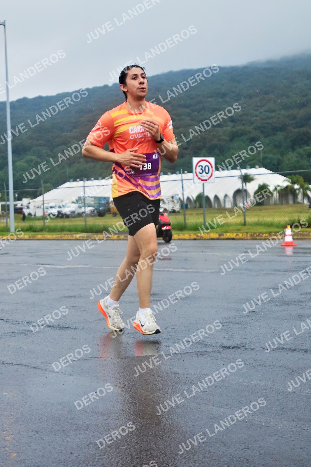 Foto de la CARRERA OMNILIFE GUADALAJARA en Estadio Akron, Zapopan a las 07:55 · dorsal 30, 38