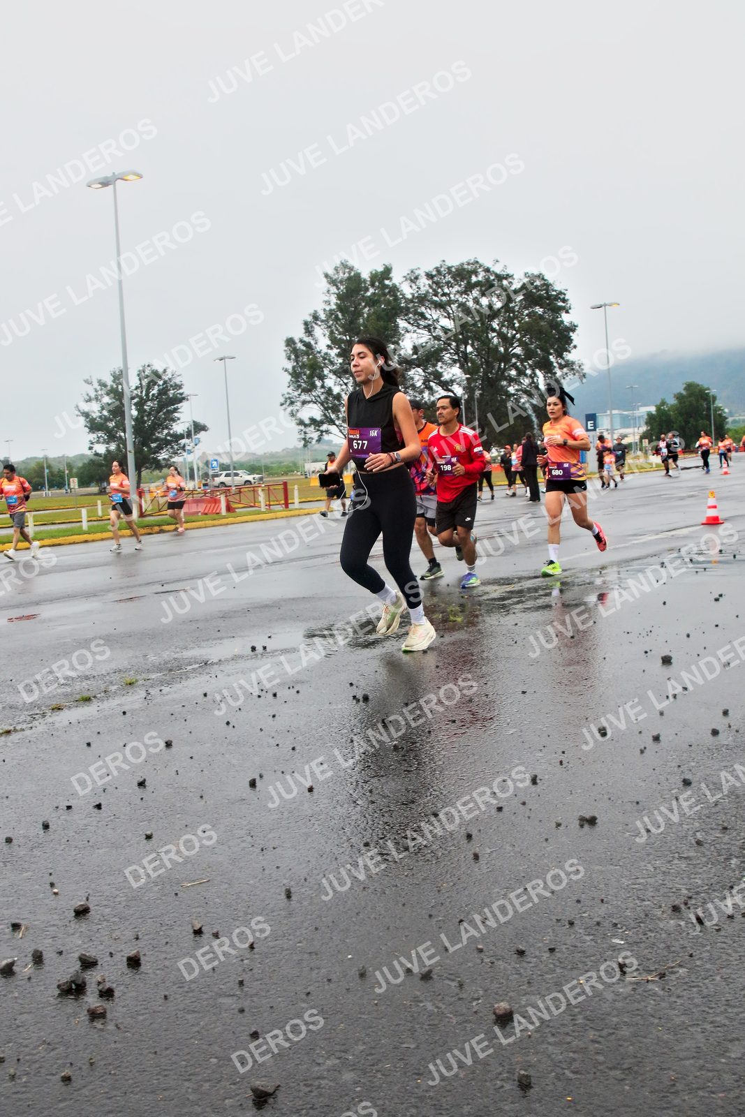 Foto de la CARRERA OMNILIFE GUADALAJARA en Estadio Akron, Zapopan a las 07:29 · dorsal 677, 198, 680