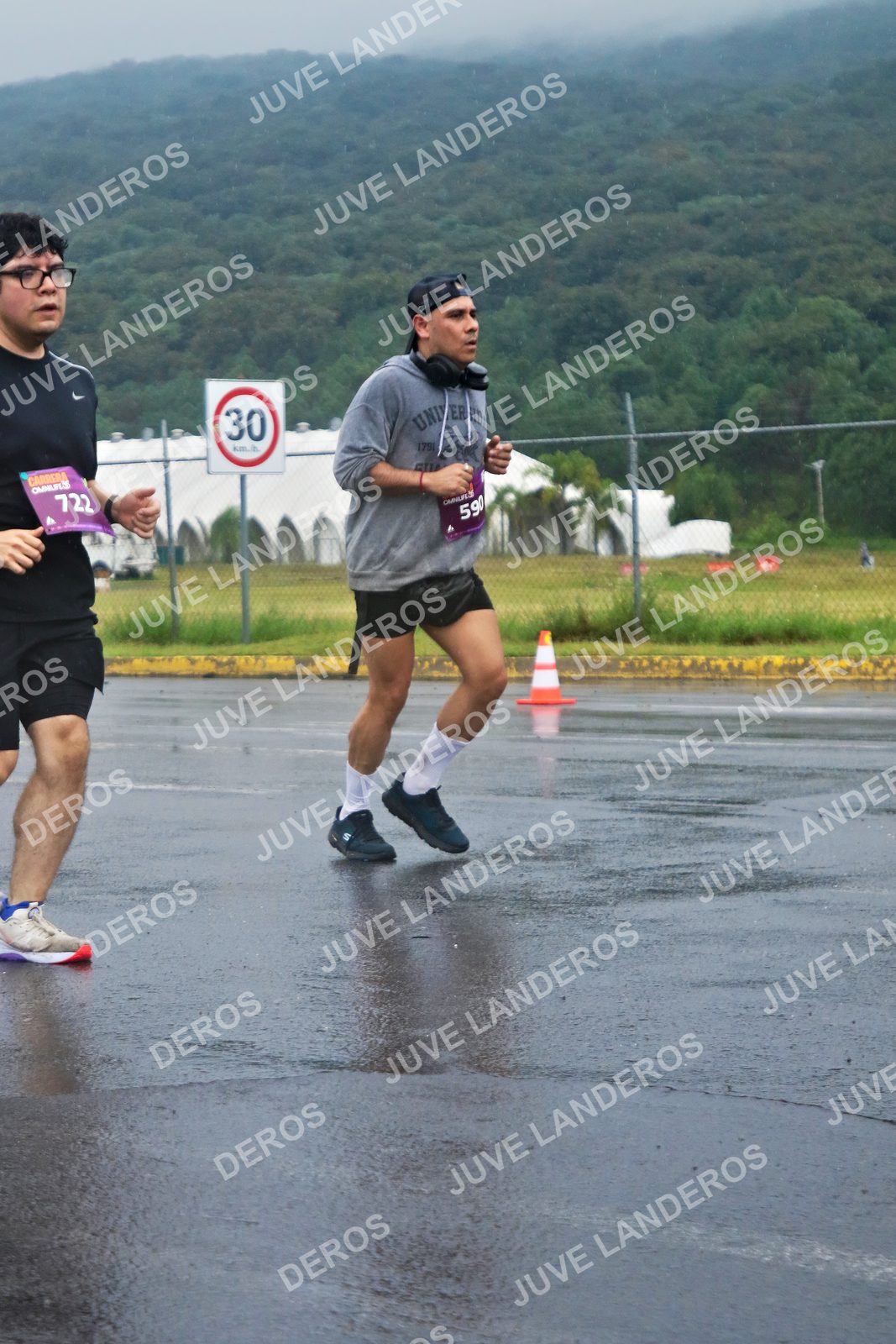 Foto de la CARRERA OMNILIFE GUADALAJARA en Estadio Akron, Zapopan a las 07:59 · dorsal 30, 722, 590