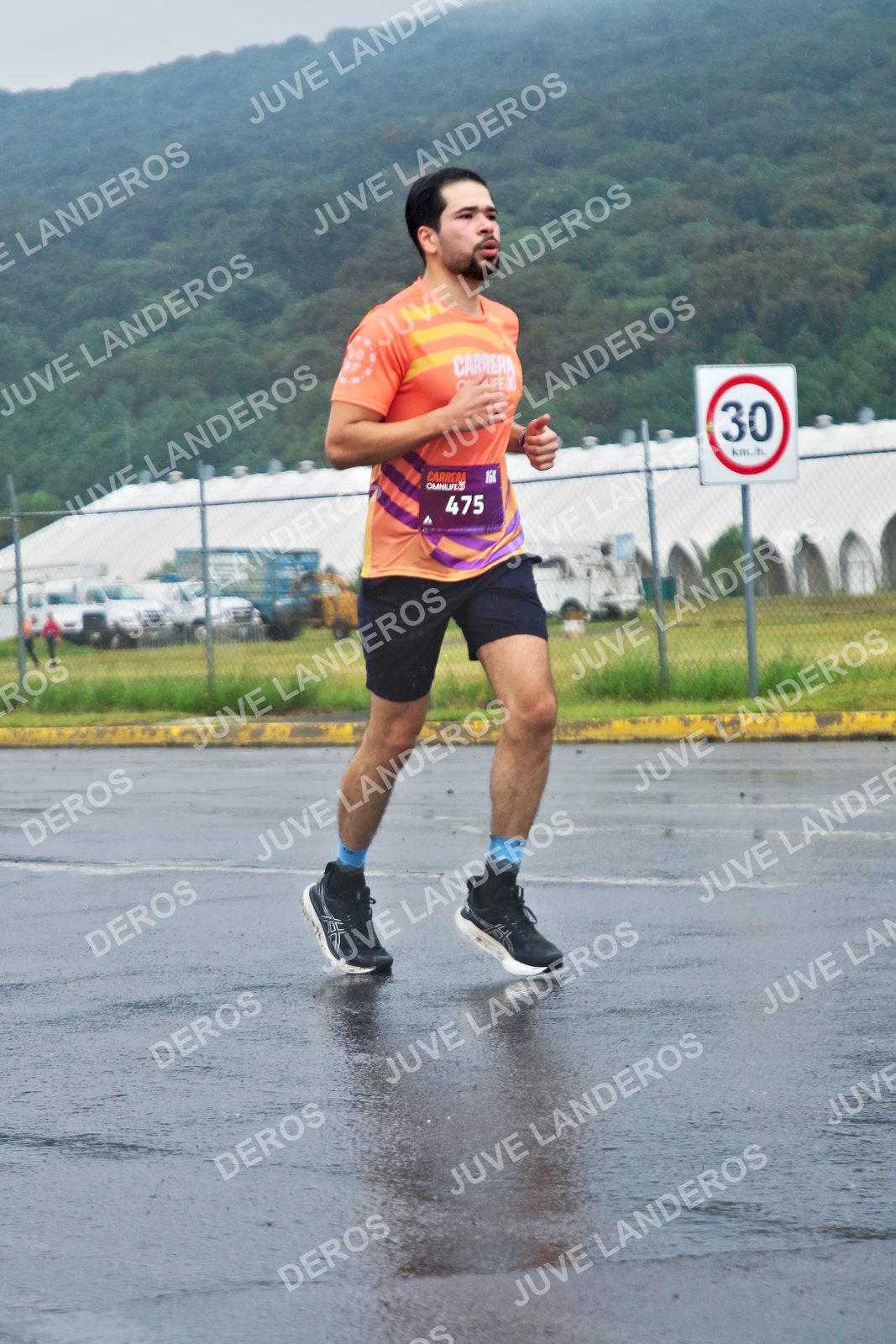 Foto de la CARRERA OMNILIFE GUADALAJARA en Estadio Akron, Zapopan a las 08:01 · dorsal 30, 475