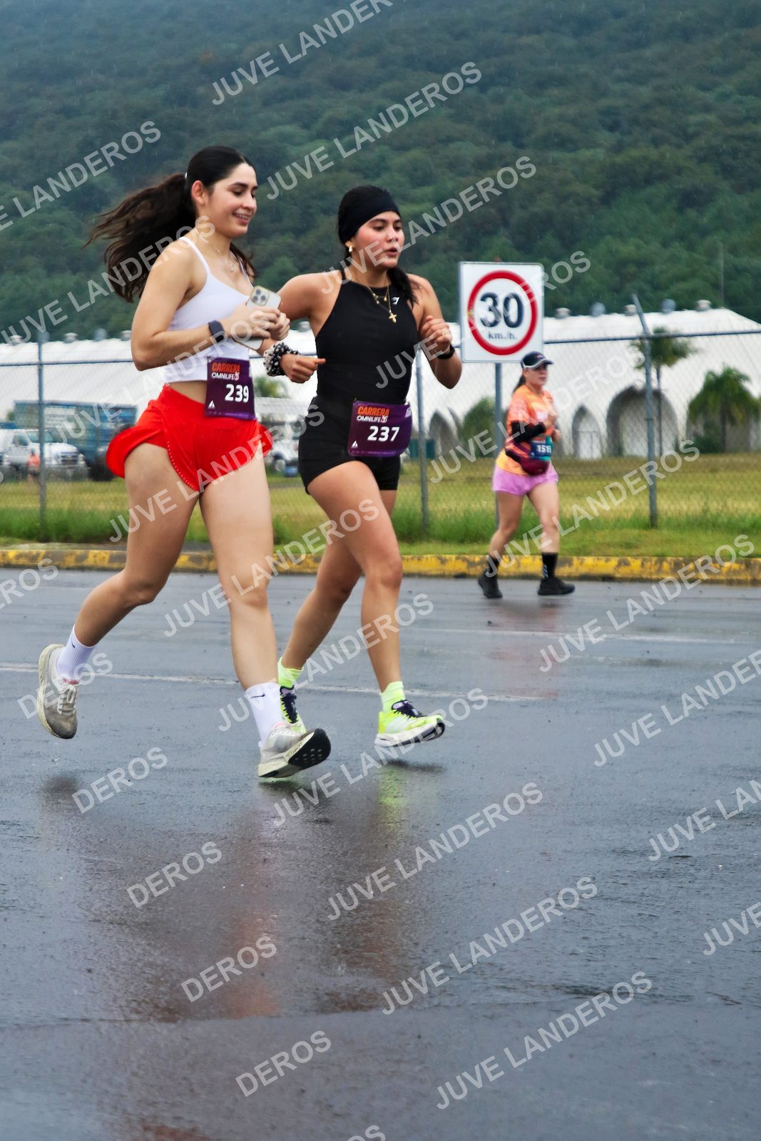 Foto de la CARRERA OMNILIFE GUADALAJARA en Estadio Akron, Zapopan a las 07:54 · dorsal 30, 237, 239, 151