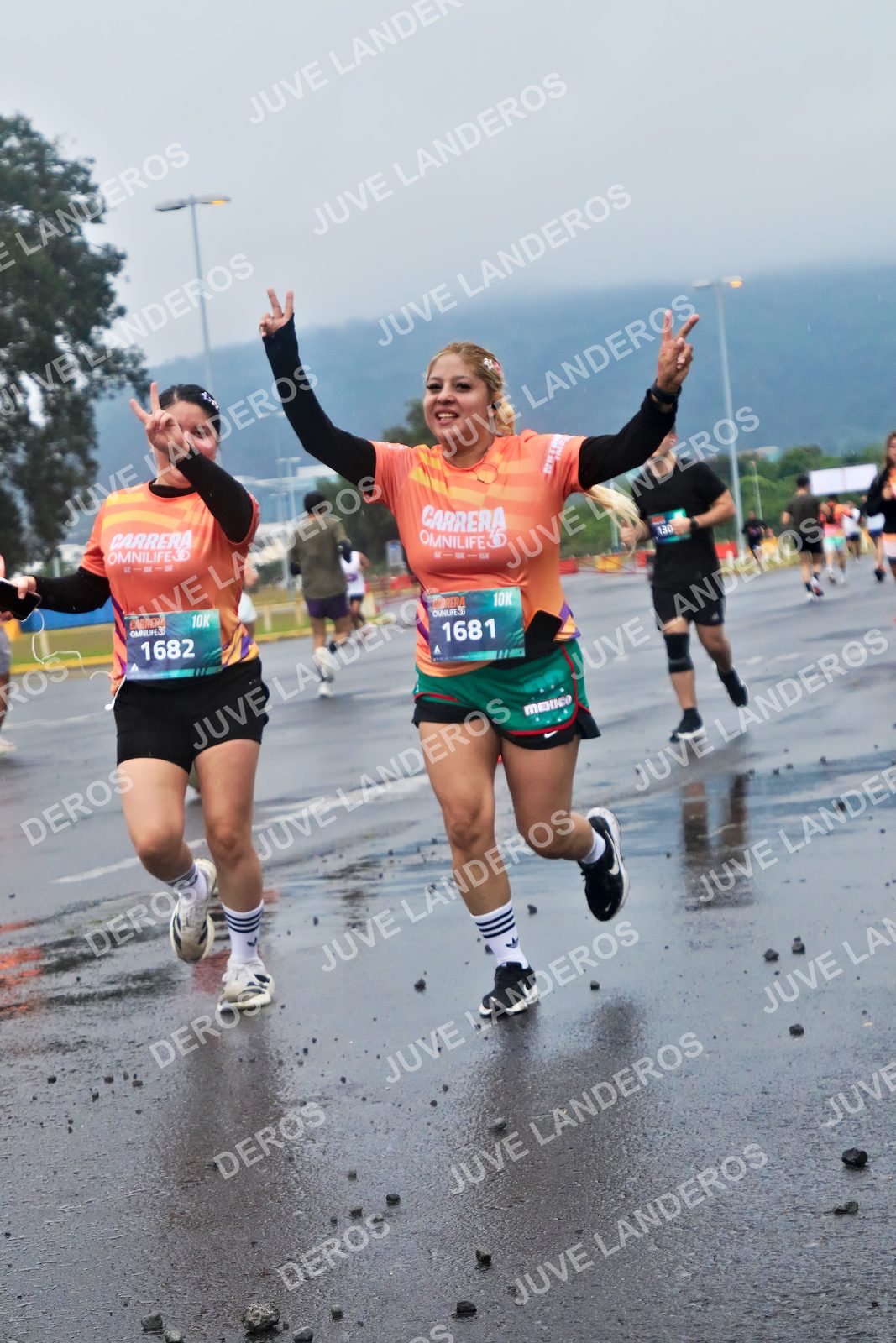 Foto de la CARRERA OMNILIFE GUADALAJARA en Estadio Akron, Zapopan a las 07:45 · dorsal 1681, 1682, 130