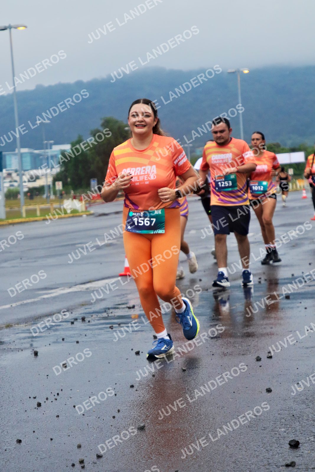 Foto de la CARRERA OMNILIFE GUADALAJARA en Estadio Akron, Zapopan a las 07:43 · dorsal 1567, 1253, 1012
