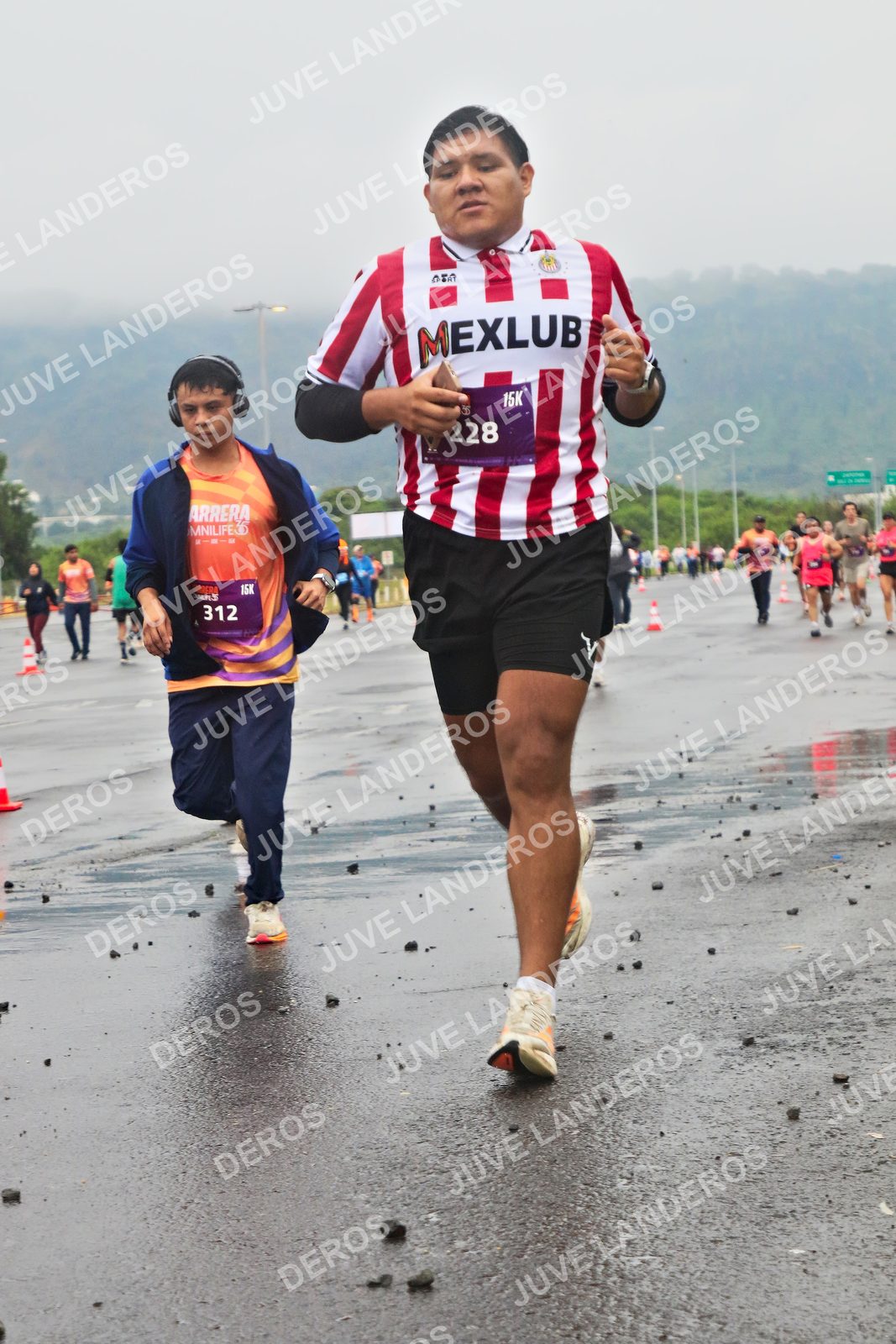 Foto de la CARRERA OMNILIFE GUADALAJARA en Estadio Akron, Zapopan a las 07:32 · dorsal 312, 228, 36