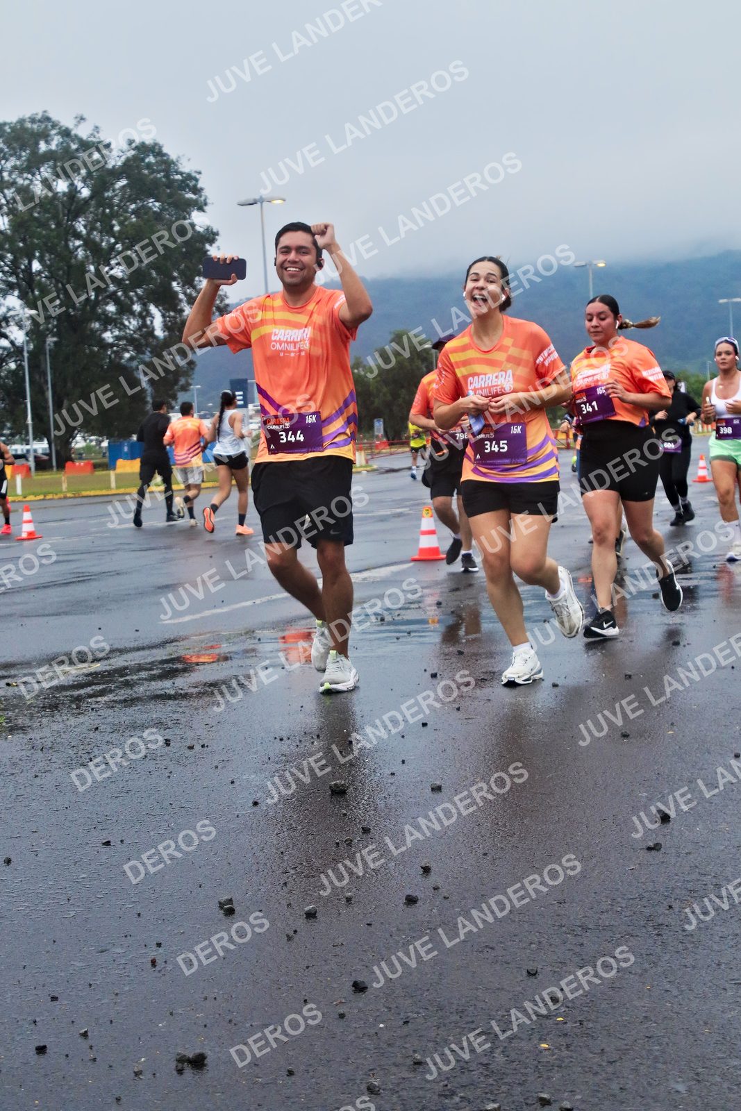 Foto de la CARRERA OMNILIFE GUADALAJARA en Estadio Akron, Zapopan a las 07:36 · dorsal 345, 344, 341, 604