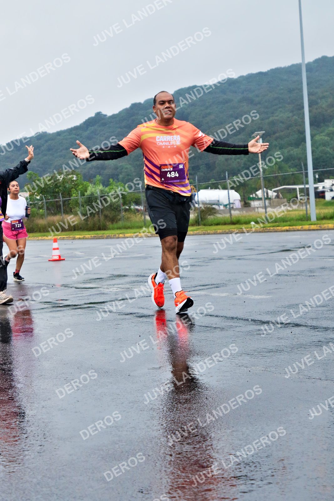 Foto de la CARRERA OMNILIFE GUADALAJARA en Estadio Akron, Zapopan a las 08:06 · dorsal 484, 725