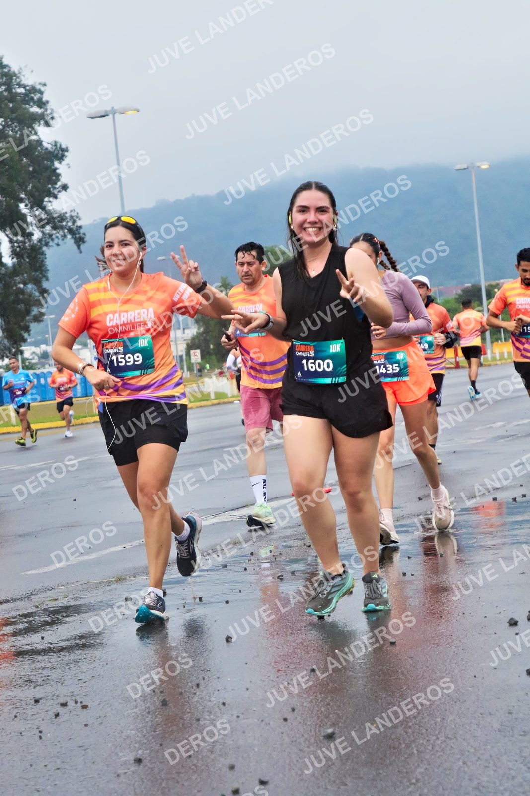 Foto de la CARRERA OMNILIFE GUADALAJARA en Estadio Akron, Zapopan a las 07:44 · dorsal 1600, 1599, 1435, 49