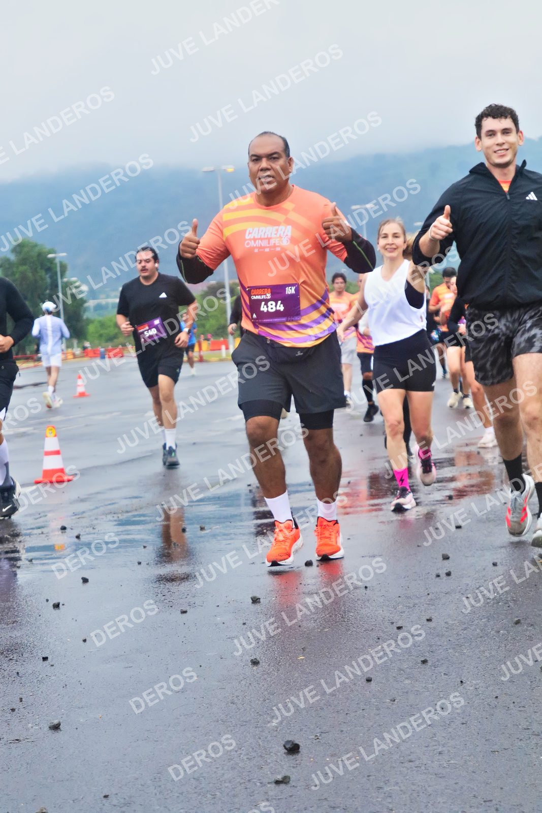 Foto de la CARRERA OMNILIFE GUADALAJARA en Estadio Akron, Zapopan a las 07:38 · dorsal 484, 540