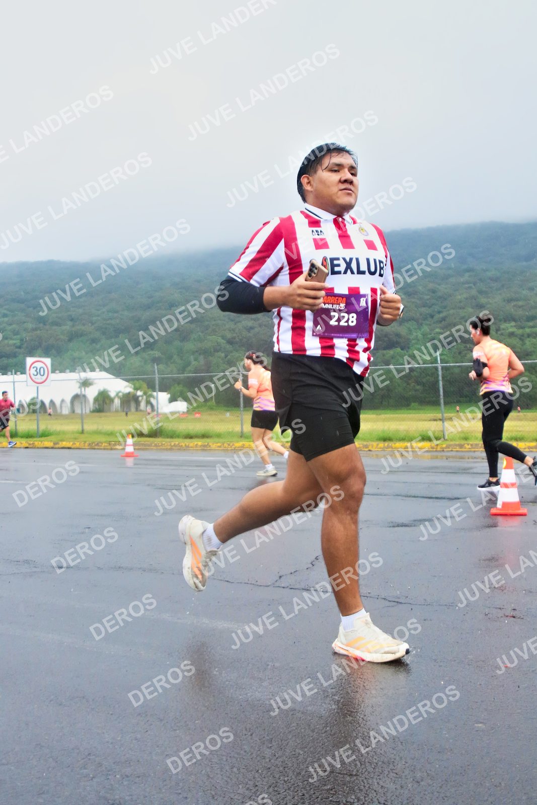 Foto de la CARRERA OMNILIFE GUADALAJARA en Estadio Akron, Zapopan a las 07:54 · dorsal 228, 30