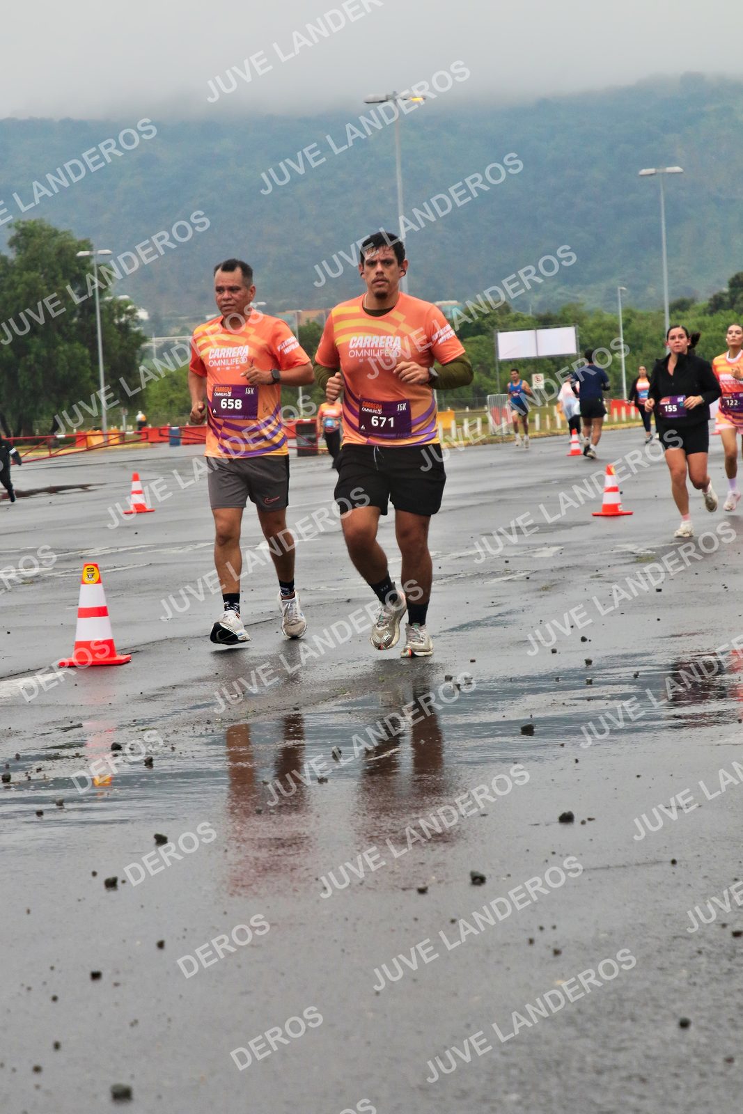 Foto de la CARRERA OMNILIFE GUADALAJARA en Estadio Akron, Zapopan a las 07:34 · dorsal 658, 671, 155, 122