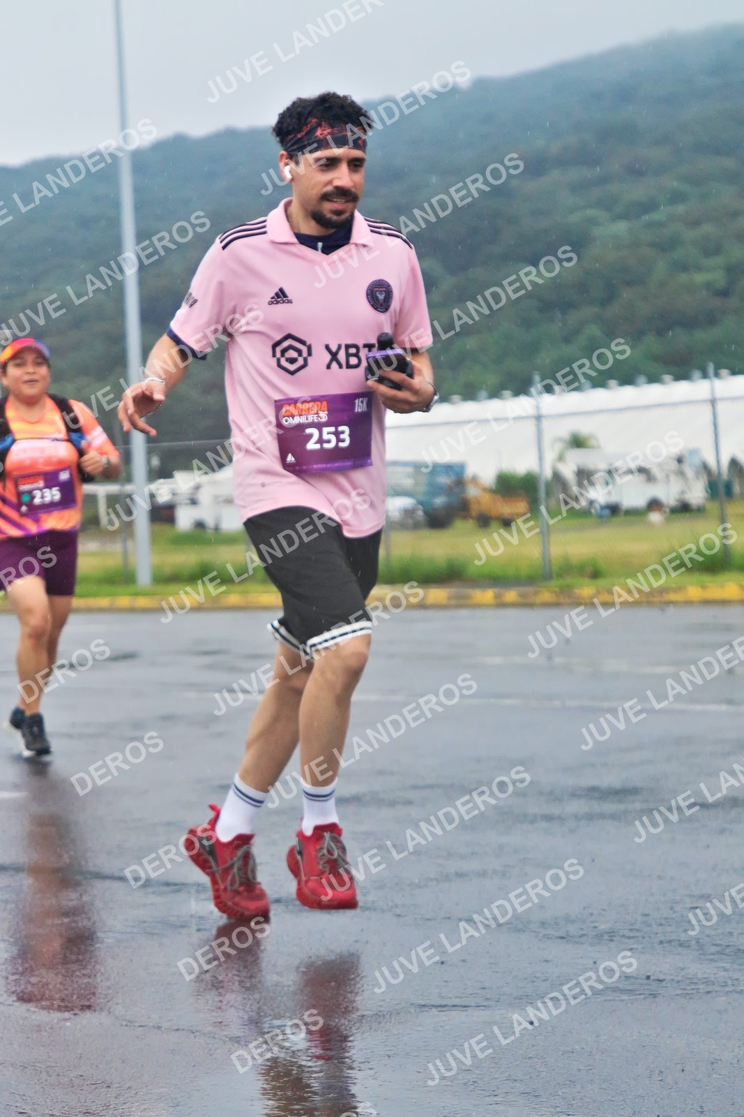 Foto de la CARRERA OMNILIFE GUADALAJARA en Estadio Akron, Zapopan a las 08:04 · dorsal 253, 235