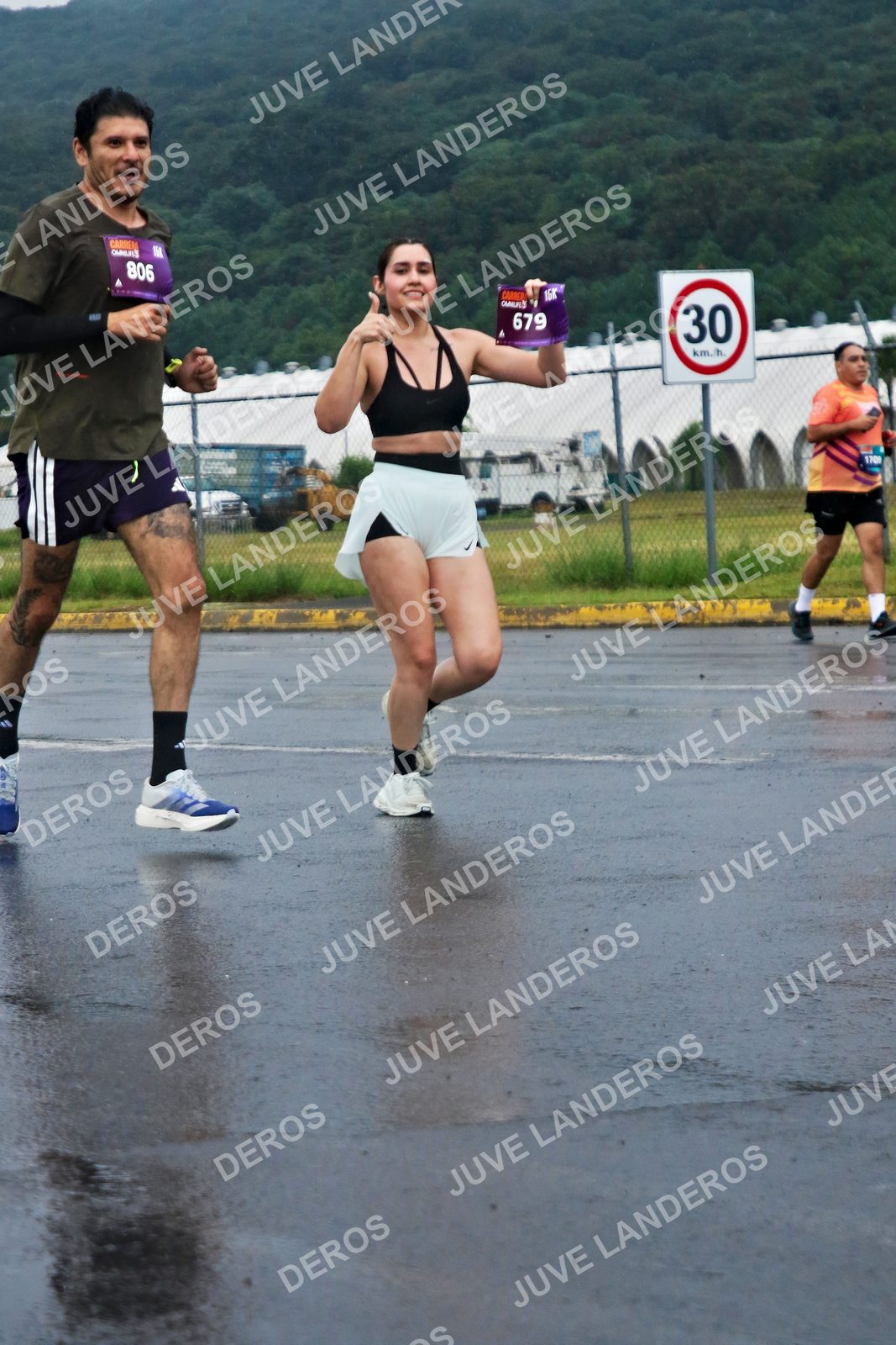 Foto de la CARRERA OMNILIFE GUADALAJARA en Estadio Akron, Zapopan a las 07:56 · dorsal 30, 679, 806