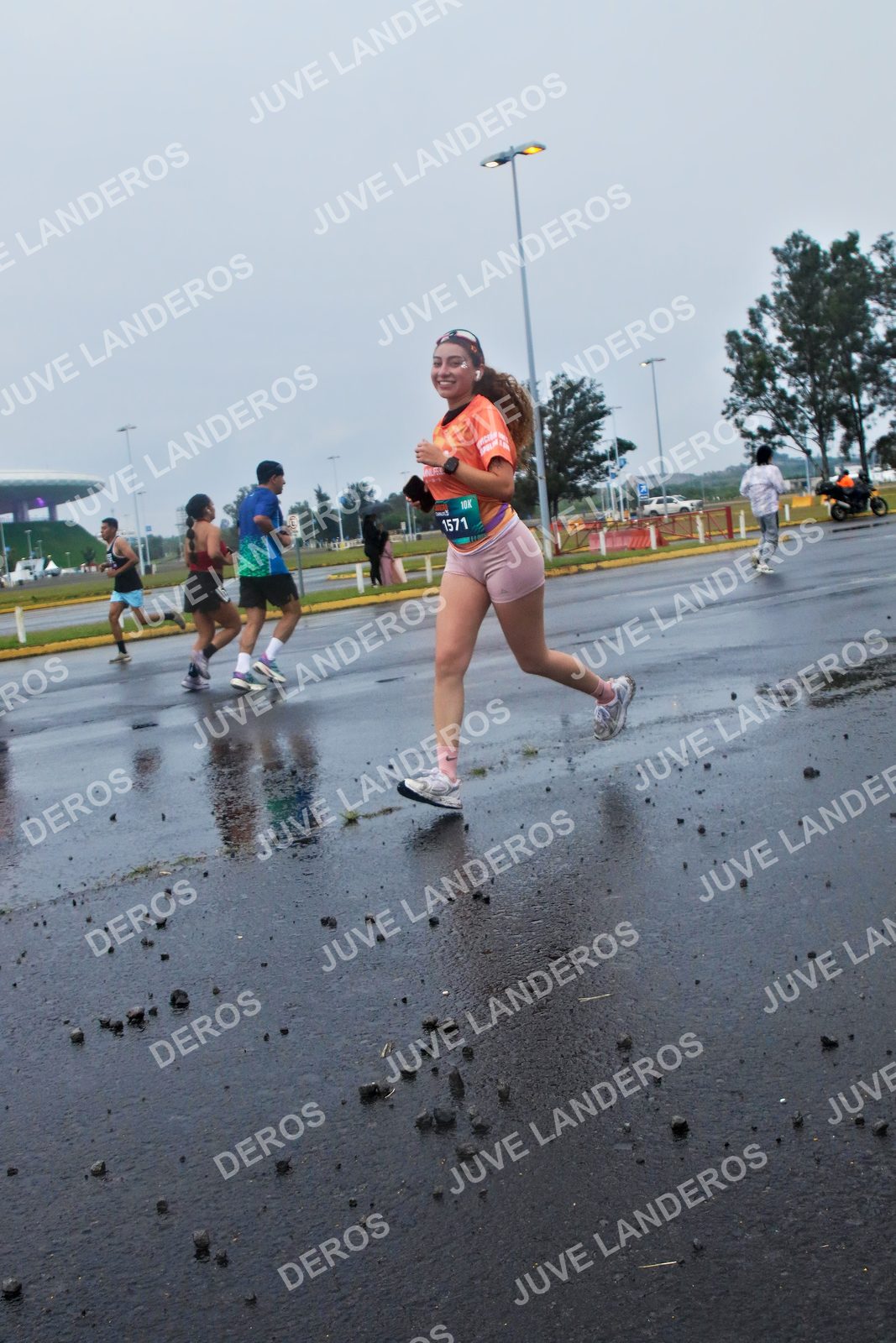 Foto de la CARRERA OMNILIFE GUADALAJARA en Estadio Akron, Zapopan a las 07:39 · dorsal 1571