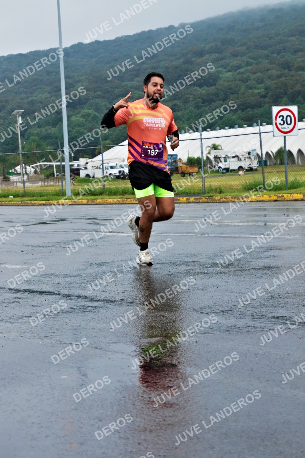 Foto de la CARRERA OMNILIFE GUADALAJARA en Estadio Akron, Zapopan a las 08:06 · dorsal 30, 157