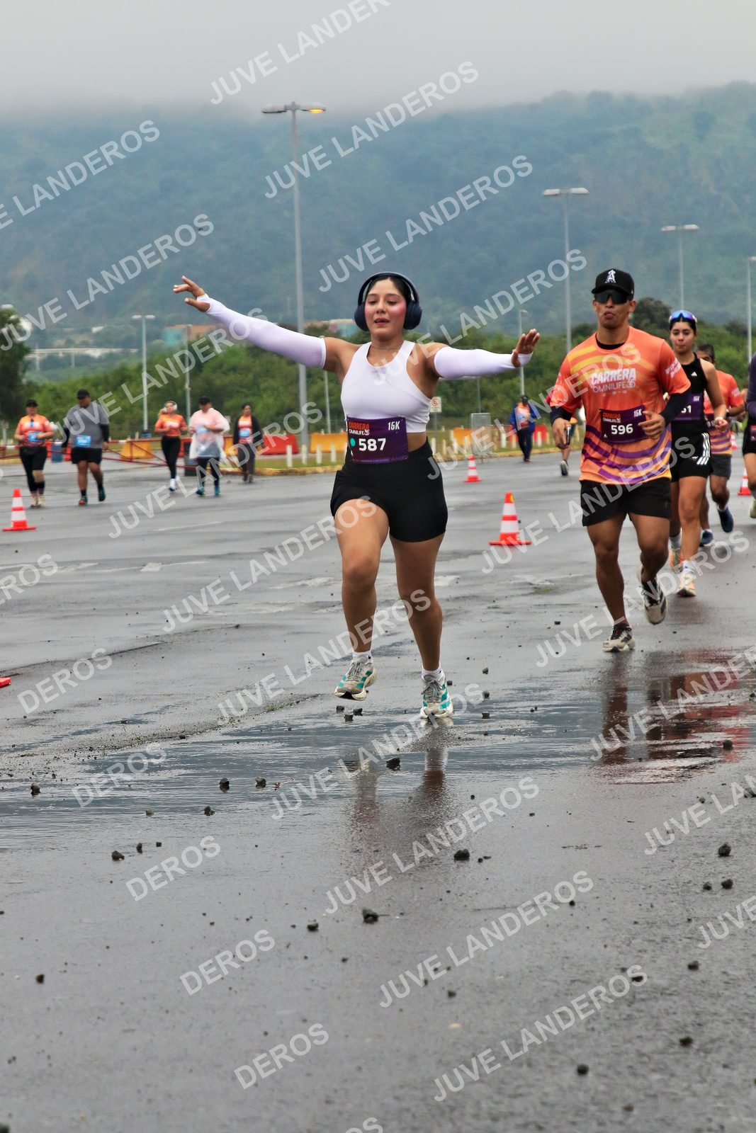Foto de la CARRERA OMNILIFE GUADALAJARA en Estadio Akron, Zapopan a las 07:32 · dorsal 587, 596