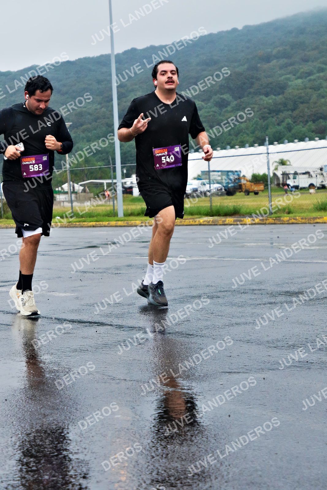 Foto de la CARRERA OMNILIFE GUADALAJARA en Estadio Akron, Zapopan a las 08:05 · dorsal 540, 583