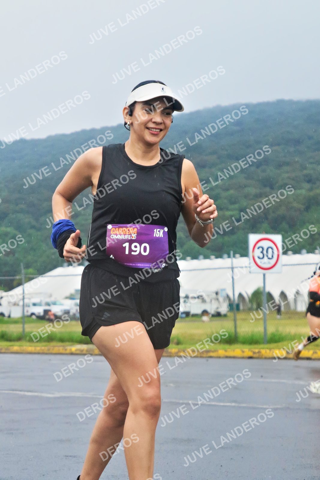 Foto de la CARRERA OMNILIFE GUADALAJARA en Estadio Akron, Zapopan a las 07:52 · dorsal 30, 190